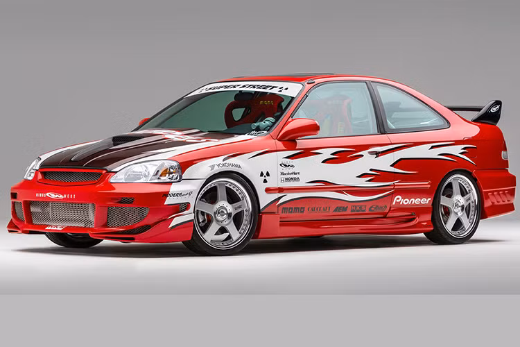 Honda còn mang đến SEMA 2019 mẫu xe drift Civic Jeanneret Racing mạnh 926 mã lực, khi mẫu xe này đã được upgraded động cơ K24. Không chỉ đơn thuần là nâng cấp động cơ, chiếc xe drift này đã được sửa đổi sâu rộng để chuyển đổi từ sử dụng cầu trước (FWD) nguyên bản, thành xe cầu sau (RWD) để chơi bộ môn drift.