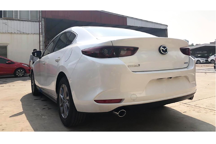 Làm một chút so sánh, phiên bản thấp nhất của Mazda3 sedan 1.5l mới vẫn đắt hơn một chút so với hai đối thủ Hàn Quốc Hyundai Elantra hay Kia Cerato phiên bản động cơ "hai chấm" đang có giá lần lượt: 699 và 670 triệu đồng, tuy nhiên mức giá khởi điểm của Mazda3 vẫn dễ chịu hơn lựa chọn Toyota Corolla Altis E (số tự động) có giá 733 triệu đồng hay Honda Civic E 729 triệu đồng.