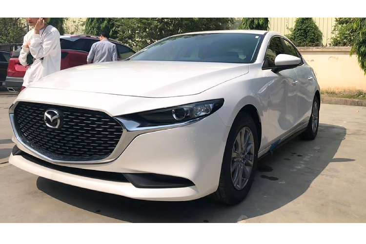 Khác với thế hệ trước, ở thế hệ mới của Mazda3, THACO Mazda đã mở rộng ra nhiều phiên bản trên Mazda3 All-New để đáp ứng nhiều nhu cầu sử dụng và tầm tiền mua xe khác nhau. Từ phiên bản Deluxe, Luxury, Premium, Signature Luxury và cao cấp nhất là Signature Premium có giá tiệm cận phân khúc D. C