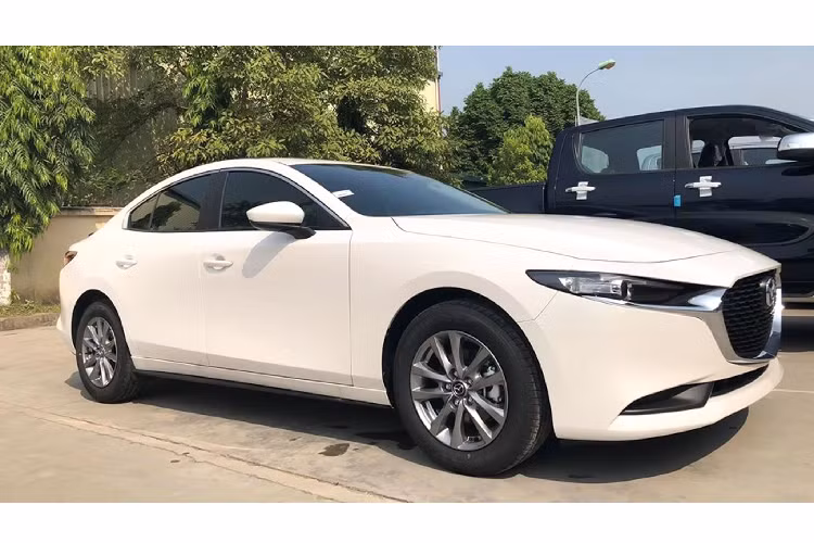 Mazda3 1.5L Deluxe sử dụng động cơ xăng Skyactiv-G 4cyl dung tích 1.5L cho công suất tối đa 110 mã lực tại 6.000 vòng / phút và mô-men xoắn 144 Nm tại 4.000 vòng / phút. Sức mạnh được truyền xuống cầu trước (FWD) thông qua hộp số tự động 6 cấp. Phiên bản tiêu chuẩn này bị cắt hệ thống dừng động cơ tạm thời i-Stop để tiết kiệm nhiên liệu.