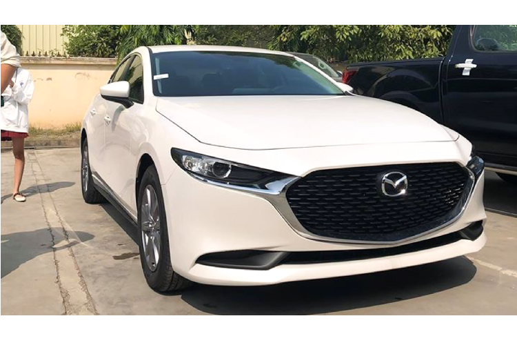 Mặc dù Mazda3 thế hệ mới có giá bán khá cao - lên tới 919 triệu đồng, nhưng đó là phiên bản cao nhất. Người mua hoàn toàn có thể tiếp cận Mazda3 thế hệ mới với mức giá 719 triệu đồng cho phiên bản sedan 1.5L Deluxe bên dưới.