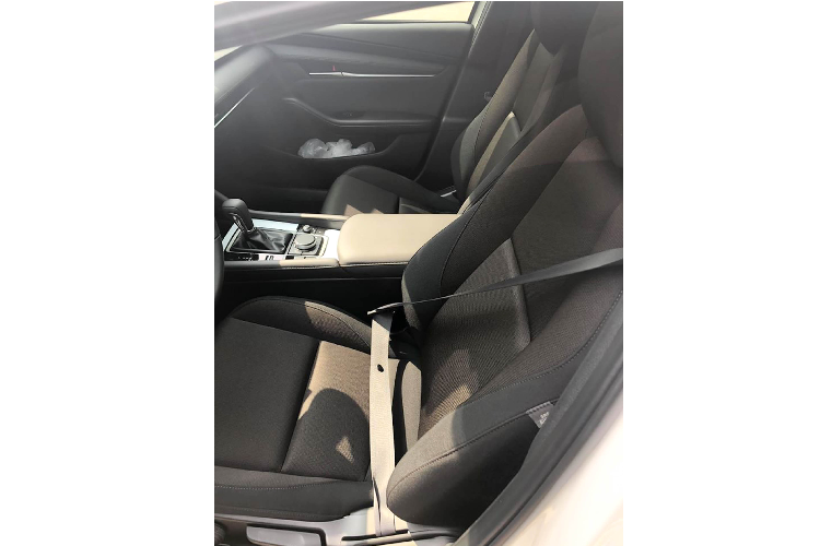 Mazda3 1.5L Deluxe là một sự lựa chọn rất đáng cân nhắc với những khách hàng đang nhu cầu mua một chiếc sedan hạng C phục vụ nhu cầu đi lại của gia đình, vận hành êm ái, tiết kiệm nhiên liệu, trang bị tiện nghi khá đầy đủ và đặc biệt là chi phí mua xe không quá cao so với các phiên bản còn lại.