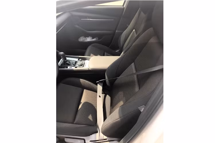 Mazda3 1.5L Deluxe là một sự lựa chọn rất đáng cân nhắc với những khách hàng đang nhu cầu mua một chiếc sedan hạng C phục vụ nhu cầu đi lại của gia đình, vận hành êm ái, tiết kiệm nhiên liệu, trang bị tiện nghi khá đầy đủ và đặc biệt là chi phí mua xe không quá cao so với các phiên bản còn lại.