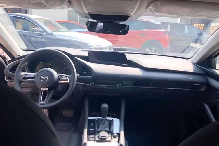 Mazda3 1.5L Deluxe là phiên bản tiêu chuẩn giá rẻ thiếu nhiều tính năng an toàn và tiện nghi cao cấp như màn hình HUD hay gói công nghệ an toàn chủ động i-Activsense với nhiều công nghệ hỗ trợ lái hiện đại. Tuy nhiên trang bị của nó đủ đáp ứng với các nhu cầu sử dụng thông thường như đèn LED ban ngày, tự động bật/tắt và cân bằng góc chiếu sáng. Cụm đèn hậu full-LED, gương chiếu hậu chỉnh và gập điện, gạt mưa tự động,...