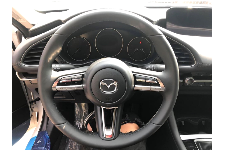 Cabin Mazda3 sedan tiêu chuẩn vẫn được trang bị hệ thống giải trí màn hình 8 inch, hỗ trợ kết nối USB/AUX/Bluetooth, dàn âm thanh 08 loa. Khởi động bằng nút bấm và chìa khoá thông minh, điều khiển hành trình, phanh tay điện tử chức năng giữ phanh AH. Để cắt giảm chi phí, Mazda đã trang bị ghế Nỉ cho phiên bản tiêu chuẩn, đi cùng với hệ thống điều hoà chỉnh tay.