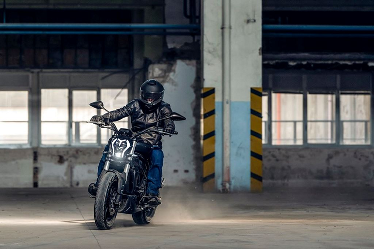 Xe được trang bị phuộc trước Upside-down với hành trình 135mm và phuộc sau Monoshock từ KYB có hành trình 50mm.