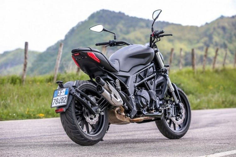 Động cơ cho công suất tối đa 47 mã lực tại 8.500 vòng/phút và mô-men xoắn cực đại 45Nm tại 6.000 vòng/phút. Hộp số 6 cấp, làm mát bằng dung dịch.