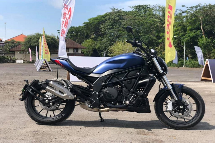 Theo hãng môtô Benelli, thiết kế của xe Benelli 502C mới này được hãng gọi là “Style of Swagger, lai tạo giữa tư thế ngồi thoải mái của dòng Cruiser và thiết kế mạnh mẽ cá tính của dòng naked-bike.