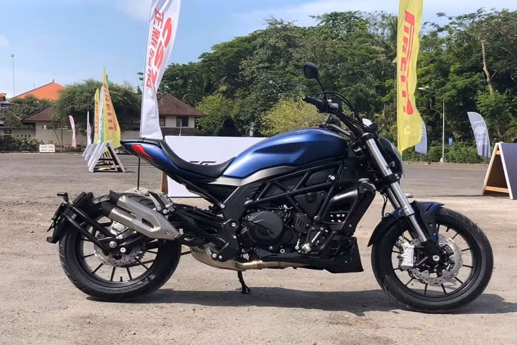 Theo hãng môtô Benelli, thiết kế của xe Benelli 502C mới này được hãng gọi là “Style of Swagger, lai tạo giữa tư thế ngồi thoải mái của dòng Cruiser và thiết kế mạnh mẽ cá tính của dòng naked-bike.