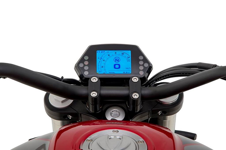 Hệ thống phanh trước đĩa đôi đường kính 280mm, phanh sau đĩa đơn 240mm đều đến từ thương hiệu Brembo nổi tiếng, ABS Bosch System. Thông số lốp xe trước/sau lần lượt là 120/70ZR17 và 160/60/ZR17.