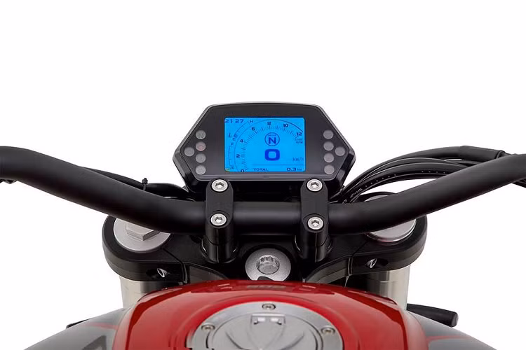 Hệ thống phanh trước đĩa đôi đường kính 280mm, phanh sau đĩa đơn 240mm đều đến từ thương hiệu Brembo nổi tiếng, ABS Bosch System. Thông số lốp xe trước/sau lần lượt là 120/70ZR17 và 160/60/ZR17.