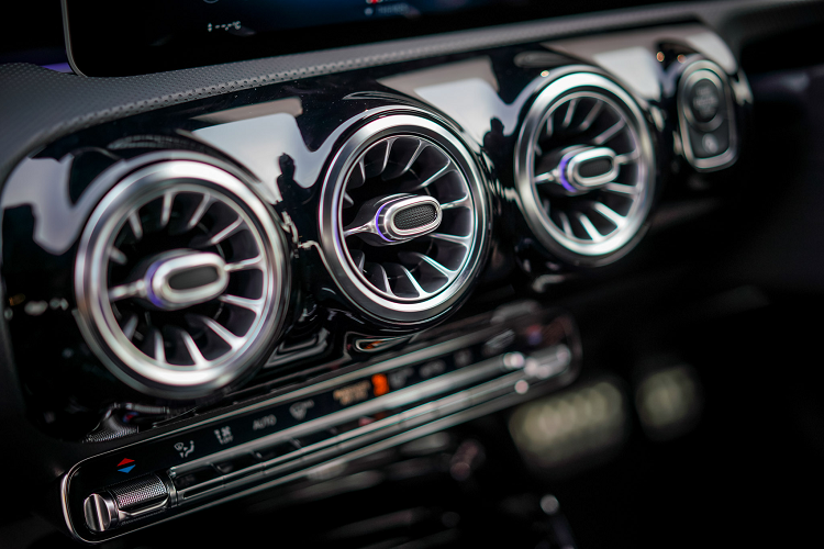 Tương tự các phiên bản khác của dòng A-Class 2019, A45 cũng được trang bị các hệ thống an toàn và hỗ trợ lái xe như: hỗ trợ phanh chủ động - phanh khẩn cấp tự động, hỗ trợ giữ làn đường chủ động, hỗ trợ điểm mù, hệ thống cảnh báo áp suất lốp, hỗ trợ đỗ xe Active Park Assistant với cảm biến trước và sau và camera lùi.