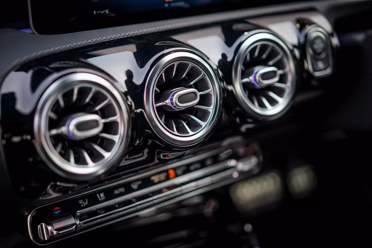 Tương tự các phiên bản khác của dòng A-Class 2019, A45 cũng được trang bị các hệ thống an toàn và hỗ trợ lái xe như: hỗ trợ phanh chủ động - phanh khẩn cấp tự động, hỗ trợ giữ làn đường chủ động, hỗ trợ điểm mù, hệ thống cảnh báo áp suất lốp, hỗ trợ đỗ xe Active Park Assistant với cảm biến trước và sau và camera lùi.