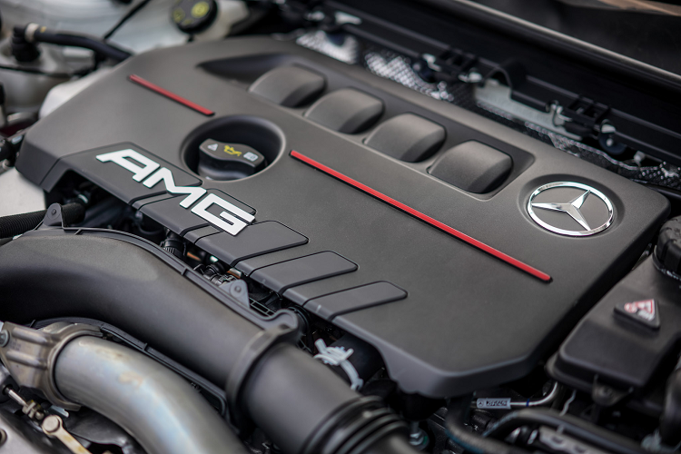 Với hệ thống hỗ trợ tăng tốc ‘’Race-Start’’ launch control, A35 sedan có thể tăng tốc từ 0 – 100 km/h chỉ trong 4,8 giây. A35 sedan được trang bị hệ thống treo MacPherson ở phía trước và đa liên kết ở phía sau với thanh arms bằng nhôm nhẹ có nguồn gốc từ A45. Hệ thống treo AMG Ride Control sử dụng các giảm chấn thích ứng và hệ thống lái thể thao,...