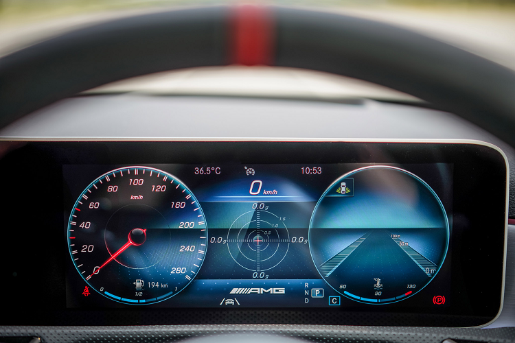 Vô lăng thể thao dát phẳng đáy tích hợp lẫy chuyển số, nút bấm dạng cảm hứng và được bọc da Nappa kết hợp với sợi microfibre Dinamica cao cấp. Hệ thống điều hòa trên xe là loại tự động hai vùng độc lập với cửa gió mang hình tua-bin. Trang bị bộ ghế ngồi thể thao bọc da ARTICO với đường chỉ khâu màu đỏ tương phản,... 