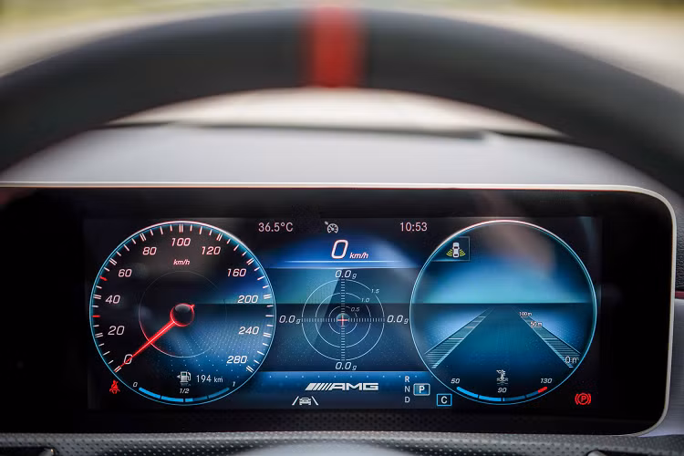 Vô lăng thể thao dát phẳng đáy tích hợp lẫy chuyển số, nút bấm dạng cảm hứng và được bọc da Nappa kết hợp với sợi microfibre Dinamica cao cấp. Hệ thống điều hòa trên xe là loại tự động hai vùng độc lập với cửa gió mang hình tua-bin. Trang bị bộ ghế ngồi thể thao bọc da ARTICO với đường chỉ khâu màu đỏ tương phản,... 