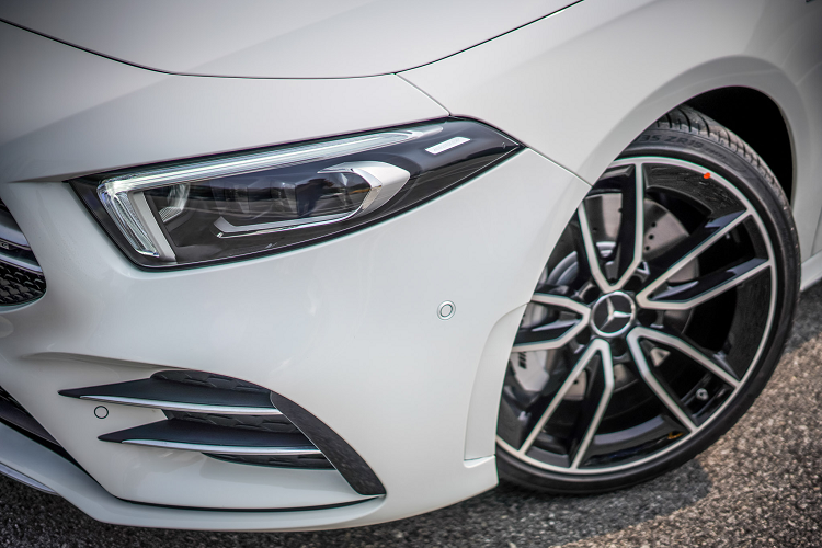 Phần đầu A35 gây ấn tượng với cụm lưới tản nhiệt ‘’Panamericana’’ đặc trưng của các mẫu xe nhà Mercedes-AMG, bộ hướng gió bên dưới ở cản trước giúp tăng khả năng khí động học và góp phần cải thiện khả năng làm mát khoang động cơ đặt trước.