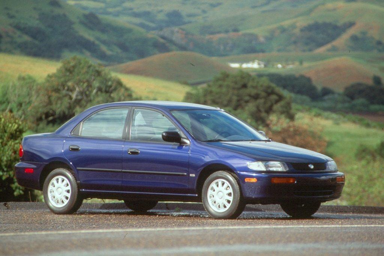 Trong khi Mazda 323 bản hatchback vẫn còn phổ biến, bản sedan được đổi tên thành Mazda Protege. Nhờ đổi tên, Mazda Protege được phát triển thêm các phiên bản SE, DX và LX. Năm 1995, bản LX đã được trang bị cửa sổ chỉnh điện, khóa cửa điện, vành 14 inch và cửa sổ trời. 