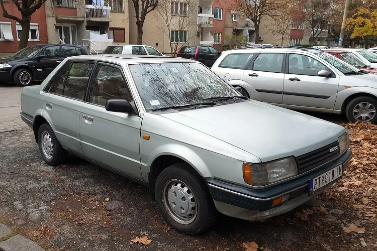 Mazda giới thiệu mẫu 323, mẫu xe kế nhiệm của GLC vào năm 1985. Vẫn kế thừa tinh thần của GLC, 323 vẫn là mẫu xe nhỏ gọn với hệ dẫn động cầu trước nhưng động cơ được nâng cấp lên loại 1.5L. Đi kèm với động cơ là hộp số sàn 5 cấp hoặc hộp số tự động 3 cấp. Tương tự Mazda3 hiện tại, 323 cũng có cả phiên bản thân xe sedan và hatchback. 