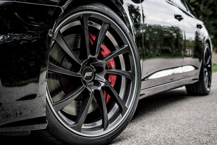 Và tất nhiên, ABT cũng không bỏ qua phần ngoại thất với 1 loạt những nét chấm phá thể thao. Nhà độ đã tái thiết kế phần cản trước và sau thể thao hơn, xuất hiện trên cả 2 phiên bản 4 và 5 cửa của mẫu S6 mới nhất. 