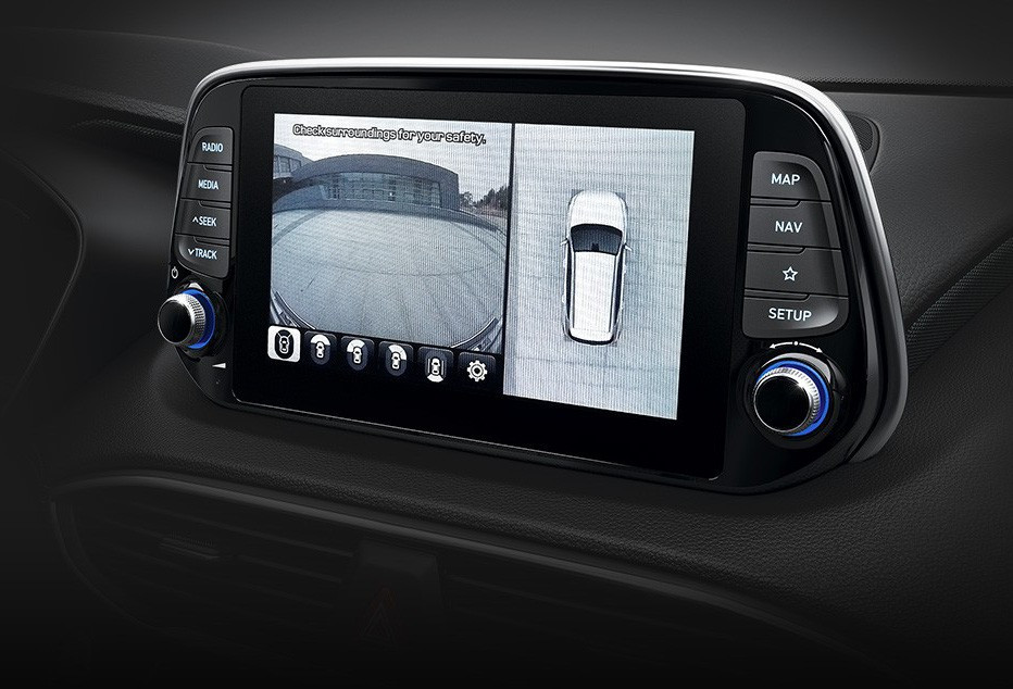 Đầu tiên, so với phiên bản quốc tế, SantaFe 2019 hoàn toàn mới khiến khách hàng Việt Nam khá nuối tiếc khi xe bị cắt bỏ Camera 360 độ, một trong những trang bị cần thiết cho ô tô hiện nay.