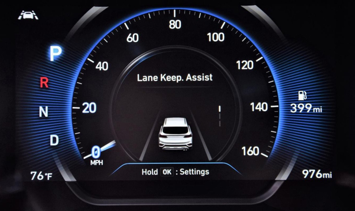 Cảnh báo và duy trì làn đường với hệ thống âm thanh bíp, tín hiệu rung hoặc các biểu tượng hình họa để báo hiệu cho lái xe về việc chạm vạch hoặc có nguy cơ chạm vạch phân làn khi người lái xe chưa bật đèn báo rẽ... đều không có ở Hyundai SantaFe 2019 tại Việt Nam.