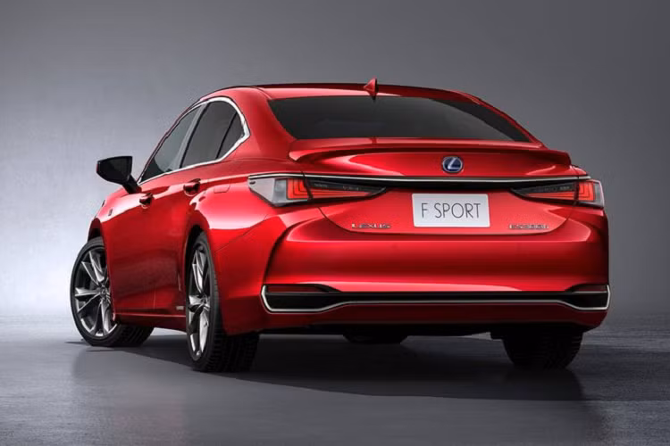 Logo F Sport là phụ kiện trang trí không thể thiếu trên thân xe. Phần đuôi xe được bổ xung thêm cánh gió nhỏ ở phía nắp cốp cùng các chi tiết chrome đều sơn màu khói cho cái nhìn thể thao hơn.