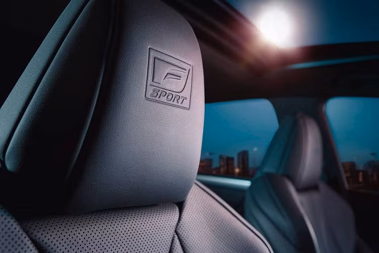 Tất cả đều đem lại sự khoẻ khoắn và quyến rũ tột cùng. Bên cạnh đó, các trang bị như màn hình cảm ứng 12,3 inch hỗ trợ Apple CarPlay và Android Auto, gói an toàn Lexus Safety System+, hệ thống cảnh báo điểm mù, cảnh báo người và phương tiện phía sau, camera 360 độ đều là trang bị có sẵn trên ES300h F Sport. Lexus ES300h F Sport sẽ có 2 cấu hình màu nội thất là Flare Red (Đỏ) và Black (Đen)