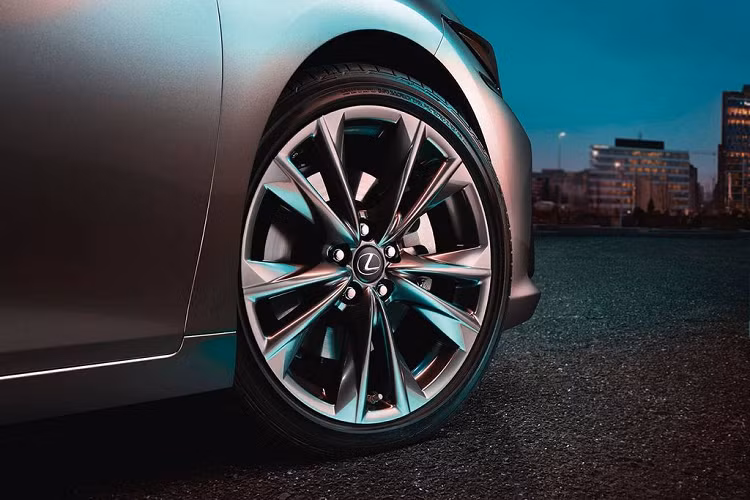 Tiếp tới, bộ la-zăng hợp kim 19 inch đa chấu màu khói cũng là điểm nhấn đáng kể khi so với bộ mâm 17 inch của 2 bản còn lại. Ngoài ra, các trang bị như đèn pha Full-Led có thích ứng thông minh sẽ tương tự như bản Luxury và Sport Luxury.