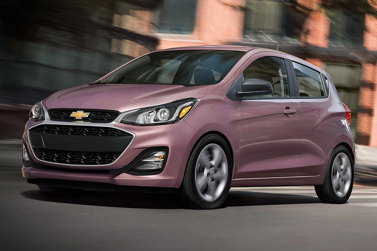 Chevrolet Spark Hatchback 2019 – 14.095 USD. Model 2019 có sự đổi mới đáng kể. Trang bị khá hiện đại với màn hình thông tin giải trí cảm ứng 7 inch, hỗ trợ Android Auto và Apple CarPlay, hộp số CVT, đèn định vị ban ngày. Bản LS tiêu chuẩn sử dụng động cơ 1.4L 4 xi-lanh thẳng hàng. Mức tiêu hao nhiên liệu hỗn hợp 6 lít/100 km.