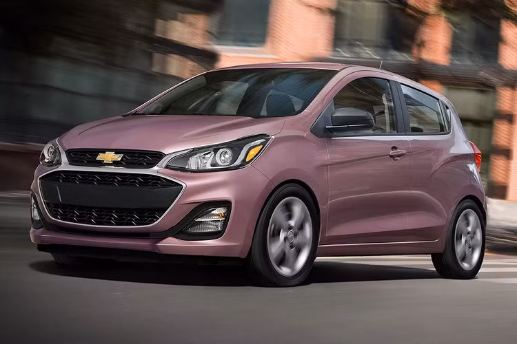 Chevrolet Spark Hatchback 2019 – 14.095 USD. Model 2019 có sự đổi mới đáng kể. Trang bị khá hiện đại với màn hình thông tin giải trí cảm ứng 7 inch, hỗ trợ Android Auto và Apple CarPlay, hộp số CVT, đèn định vị ban ngày. Bản LS tiêu chuẩn sử dụng động cơ 1.4L 4 xi-lanh thẳng hàng. Mức tiêu hao nhiên liệu hỗn hợp 6 lít/100 km.