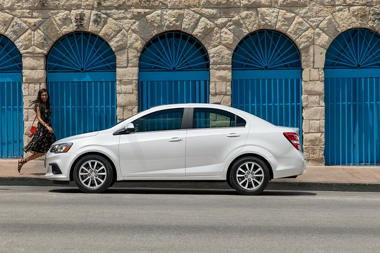 Chevrolet Sonic Sedan 2019 – 16.295 USD. Bản sedan của Chevy Sonic không đắt, rẻ hơn bản hatchback tới 2.600 USD. Hộp số sàn 5 cấp là trang bị tiêu chuẩn. Bạn phải chi thêm 1.600 USD nếu muốn hộp số tự động 6 cấp. Xe dẫn động cầu trước, sử dụng động cơ 1.4L 4 xi-lanh thẳng hàng, cho công suất 138 mã lực, mô-men xoắn 200 Nm, tiêu hao nhiên liệu hỗn hợp 7,5 lít/100 km.