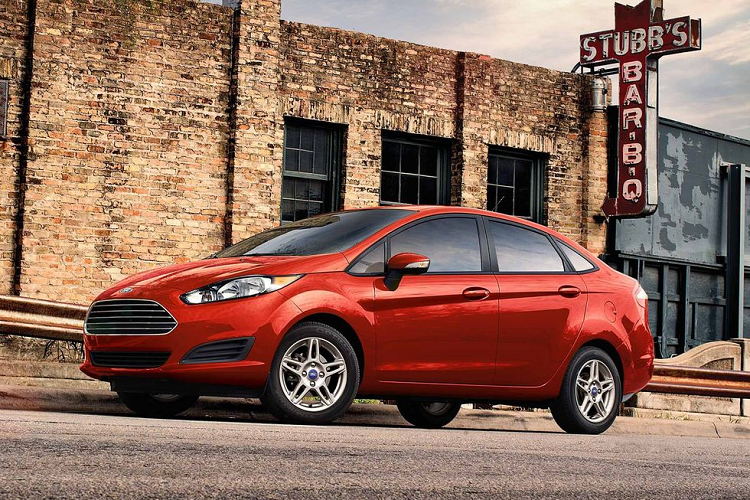 Ford Fiesta Sedan 2019 – 15.235 USD. Dây chuyền sản xuất Ford Fiesta đã bị đóng cửa từ tháng 5 nhưng khách hàng vẫn có thể sở hữu một trong những mẫu xe cỡ nhỏ thành công của Ford. Fiesta Sedan 2019 được trang bị động cơ 1.6L, 4 xi-lanh, công suất 120 mã lực, hộp số sàn 5 cấp hoặc tùy chọn hộp số ly hợp kép 6 cấp (thêm 1.095 USD).