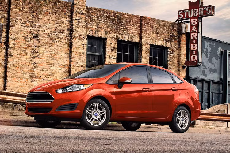 Ford Fiesta Sedan 2019 – 15.235 USD. Dây chuyền sản xuất Ford Fiesta đã bị đóng cửa từ tháng 5 nhưng khách hàng vẫn có thể sở hữu một trong những mẫu xe cỡ nhỏ thành công của Ford. Fiesta Sedan 2019 được trang bị động cơ 1.6L, 4 xi-lanh, công suất 120 mã lực, hộp số sàn 5 cấp hoặc tùy chọn hộp số ly hợp kép 6 cấp (thêm 1.095 USD).