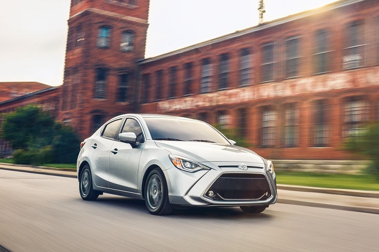 Toyota Yaris Sedan 2019 – 16.405 USD. Mẫu xe cỡ nhỏ được trang bị động cơ 1.5L 4 xi-lanh thẳng hàng, công suất 106 mã lực với hộp số sàn 6 cấp hoặc hộp số tự động 6 cấp. Sedan được đánh giá cao nhờ hệ thống treo nâng cấp, khả năng đáp ứng nhanh nhạy, và được trang bị phanh tự động ở dải tốc độ thấp.