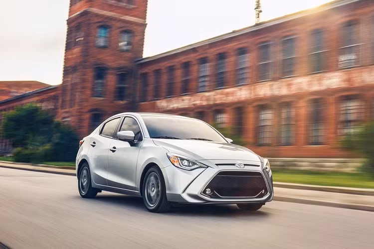 Toyota Yaris Sedan 2019 – 16.405 USD. Mẫu xe cỡ nhỏ được trang bị động cơ 1.5L 4 xi-lanh thẳng hàng, công suất 106 mã lực với hộp số sàn 6 cấp hoặc hộp số tự động 6 cấp. Sedan được đánh giá cao nhờ hệ thống treo nâng cấp, khả năng đáp ứng nhanh nhạy, và được trang bị phanh tự động ở dải tốc độ thấp.