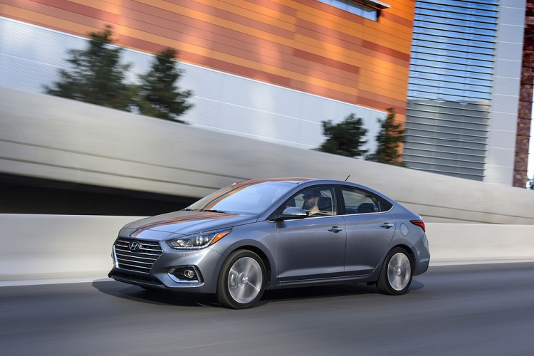 Hyundai Accent Sedan 2020 – 16.125 USD. Xe được trang bị nhiều tính năng tiêu chuẩn ấn tượng, không gian bên trong rộng rãi. Sedan sử dụng động cơ 4 xi-lanh thẳng hàng, tùy chọn hộp số vô cấp CVT, tiêu hao nhiên liệu hỗn hợp 6,5 lít/100 km, la-zăng 15 inch, có kiểm soát hành trình, kết nối Bluetooth, khóa cửa và cửa sổ điện.