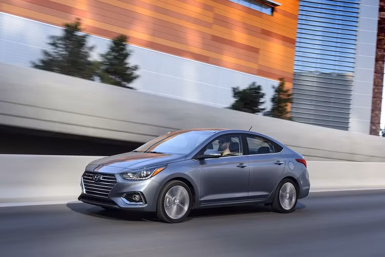 Hyundai Accent Sedan 2020 – 16.125 USD. Xe được trang bị nhiều tính năng tiêu chuẩn ấn tượng, không gian bên trong rộng rãi. Sedan sử dụng động cơ 4 xi-lanh thẳng hàng, tùy chọn hộp số vô cấp CVT, tiêu hao nhiên liệu hỗn hợp 6,5 lít/100 km, la-zăng 15 inch, có kiểm soát hành trình, kết nối Bluetooth, khóa cửa và cửa sổ điện.