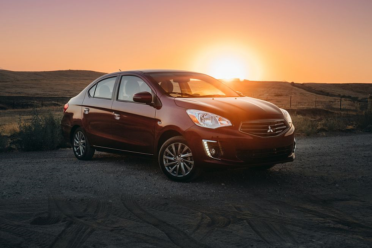 Mitsubishi Mirage G4 2019 – 15.925 USD. Xe đủ chỗ cho 5 người ngồi với giá hợp lý. Trang bị tiêu chuẩn có màn hình thông tin giải trí cảm ứng 7 inch, kết nối Bluetooth. Người mua có thể chi 2.700 USD để có thêm Apple Carplay và Android Auto, bệ tì tay cho người lái, la-zăng hợp kim 15 inch. Mức tiêu hao nhiên liệu hỗn hợp 6,3 lít/100 km.