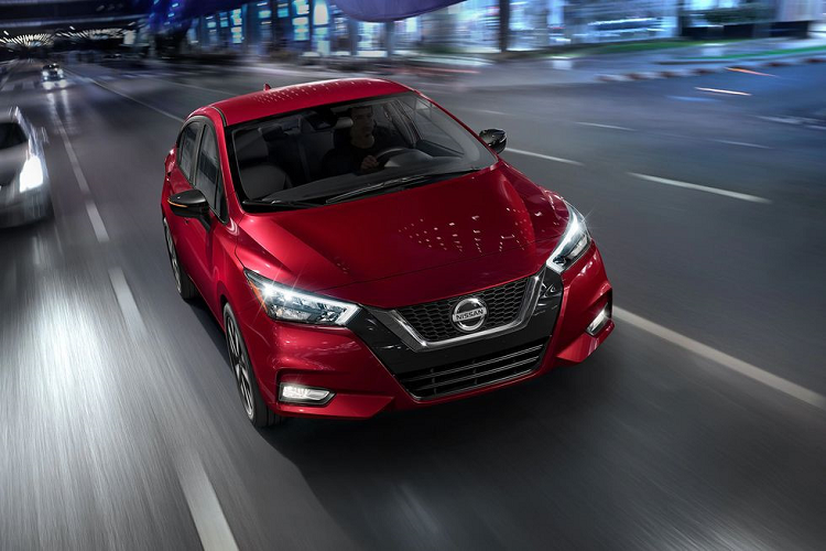 Nissan Versa Sedan 2020 – 15.625 USD. Trước đây, mẫu xe này nằm trong phân khúc xe giá rẻ nhất tại Mỹ. Bản mới đắt hơn một chút nhưng được nâng cấp nhiều. Động cơ 1.6L, 4 xi-lanh cho công suất 122 mã lực. Tính năng an toàn tiêu chuẩn gồm phanh khẩn cấp tự động, cảnh báo chệch làn, đèn pha tự động.