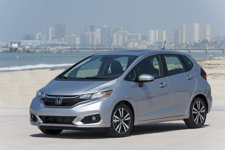 Mẫu xe ôtô giá rẻ Honda Fit 2019 – 17.120 USD. Độ tin cậy cao, tính năng tương đối, không gian hàng ghế sau rộng rãi, cốp rộng hơn xe cùng phân khúc, mẫu hatchback 5 cửa của Toyota vẫn được xem là lựa chọn phù hợp nhờ giá rẻ, ngốn ít nhiên liệu.