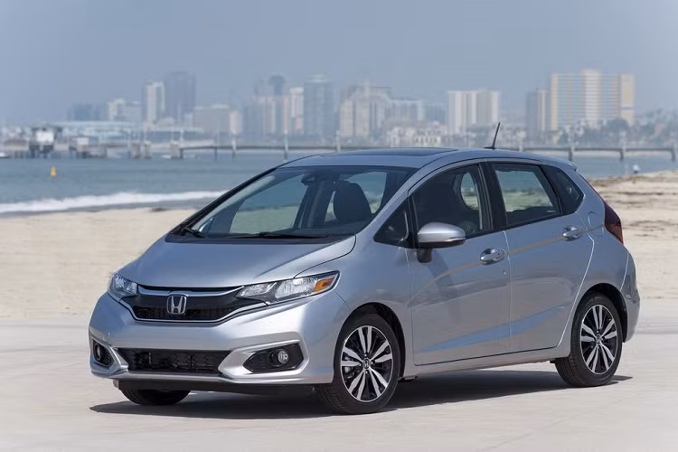 Mẫu xe ôtô giá rẻ Honda Fit 2019 – 17.120 USD. Độ tin cậy cao, tính năng tương đối, không gian hàng ghế sau rộng rãi, cốp rộng hơn xe cùng phân khúc, mẫu hatchback 5 cửa của Toyota vẫn được xem là lựa chọn phù hợp nhờ giá rẻ, ngốn ít nhiên liệu.