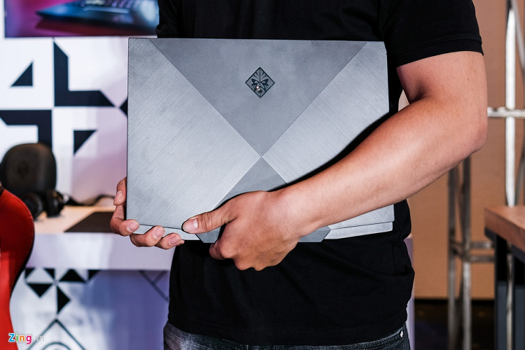 Model này có khối lượng 2,4 kg, cảm giác cầm trên tay không quá nặng so với các đối thủ khác. 