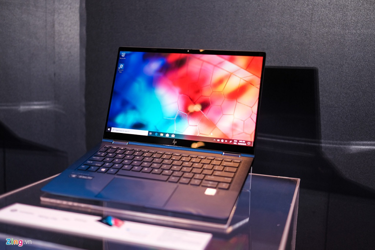 Sản phẩm có màn hình 13,3 inch, Full HD, độ sáng 1.000 nit, hỗ trợ cảm ứng. Bên cạnh đó, thiết bị sở hữu chip Intel Core i7-8565, RAM 16 GB và ổ cứng SSD 512 GB. Elite Dragonfly có giá từ 52 triệu đồng. Sản phẩm cạnh tranh với Lenovo ThinkPad X1 Carbon 6 (giá 52,5 triệu đồng) hay MacBook Pro 13,3 inch 2018 (49,9 triệu đồng). 