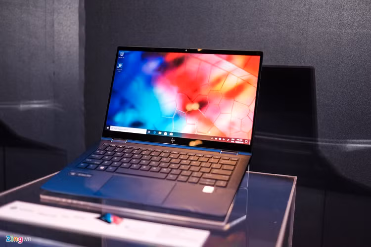 Sản phẩm có màn hình 13,3 inch, Full HD, độ sáng 1.000 nit, hỗ trợ cảm ứng. Bên cạnh đó, thiết bị sở hữu chip Intel Core i7-8565, RAM 16 GB và ổ cứng SSD 512 GB. Elite Dragonfly có giá từ 52 triệu đồng. Sản phẩm cạnh tranh với Lenovo ThinkPad X1 Carbon 6 (giá 52,5 triệu đồng) hay MacBook Pro 13,3 inch 2018 (49,9 triệu đồng). 