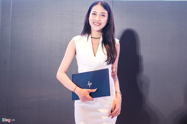 Tại sự kiện, HP cũng giới thiệu mẫu Elite Dragonfly. Đây là dòng laptop hướng đến đối tượng người dùng văn phòng, doanh nhân. Model này có khối lượng dưới 1 kg, vì thế người dùng có thể dễ dàng bỏ trong túi xách, balo khi di chuyển.