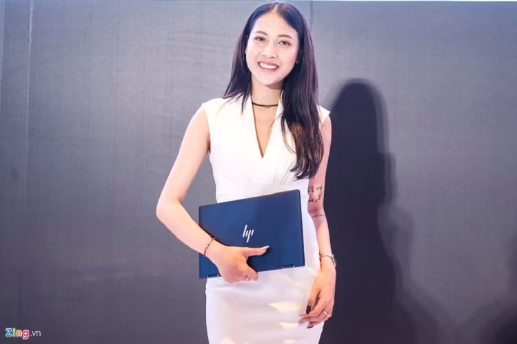 Tại sự kiện, HP cũng giới thiệu mẫu Elite Dragonfly. Đây là dòng laptop hướng đến đối tượng người dùng văn phòng, doanh nhân. Model này có khối lượng dưới 1 kg, vì thế người dùng có thể dễ dàng bỏ trong túi xách, balo khi di chuyển.