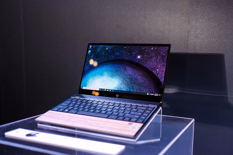Ngoài ra, HP còn mang đến Việt Nam mẫu Envy 13 phiên bản gỗ. Điểm nổi bật của sản phẩm đến từ Chiếu nghỉ tay và Touchpad được làm bằng gỗ tự nhiên mang đến cảm giác lạ mắt so với các mẫu laptop khác. 