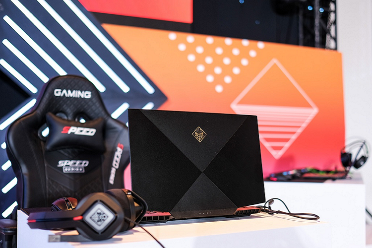 Nhìn từ mặt sau, thiết kế của HP OMEN được làm đơn giản không có nhiều chi tiết. Sản phẩm dùng chất liệu nhôm phay xước và logo ở giữa. Điểm trừ là phần mặt sau máy rất dễ bám mồ hôi và dấu vân tay. Phần bản lề của laptop được làm chắc chắn, người dùng có thể dễ dàng mở bằng một tay. 