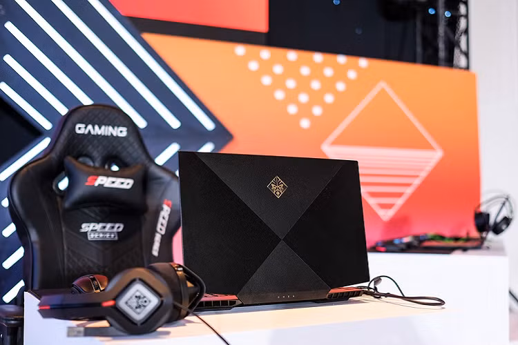 Nhìn từ mặt sau, thiết kế của HP OMEN được làm đơn giản không có nhiều chi tiết. Sản phẩm dùng chất liệu nhôm phay xước và logo ở giữa. Điểm trừ là phần mặt sau máy rất dễ bám mồ hôi và dấu vân tay. Phần bản lề của laptop được làm chắc chắn, người dùng có thể dễ dàng mở bằng một tay. 